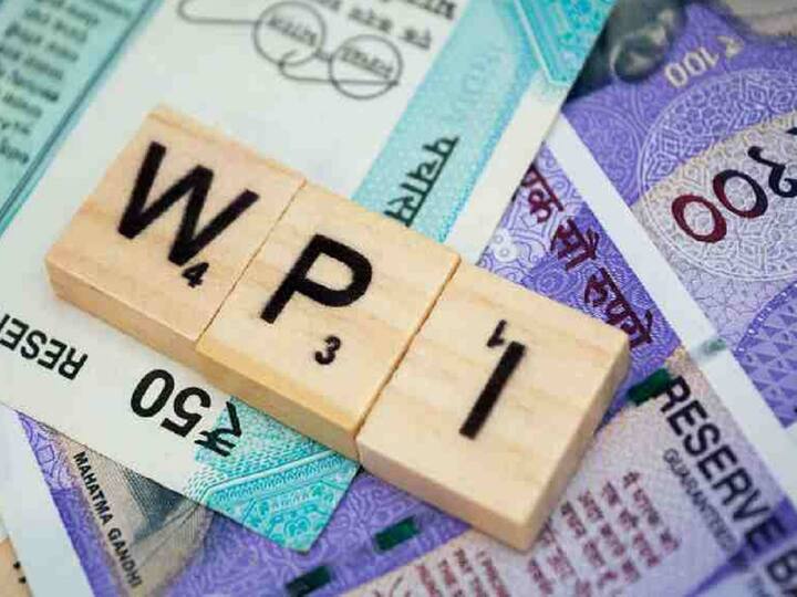 खाद्यपदार्थांच्या किंमतीत किंचित घट झाल्याने घाऊक महागाईचा दर घटला असल्याचे समोर आले आहे.