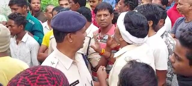 कोरिया कलेक्टर विनय लंगेह ने बताया कि कटगोड़ी वाले साइड में कुछ लोग इकट्ठा हो गए थे. अभी एसडीएम और पूरी टीम मौके पर समस्या को जानने की कोशिश कर रहे हैं. हादसे में जनहानि की कोई सूचना नहीं है.