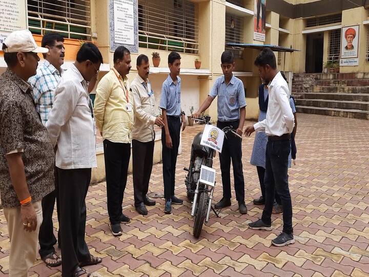 सरकारी शाळेत सोयी सुविधा मिळत नाहीत, असं नेहमीचं कारण पुढं करत पालक आपल्या मुलांचं इंग्रजी माध्यमिक शाळेत प्रवेश घेतात.