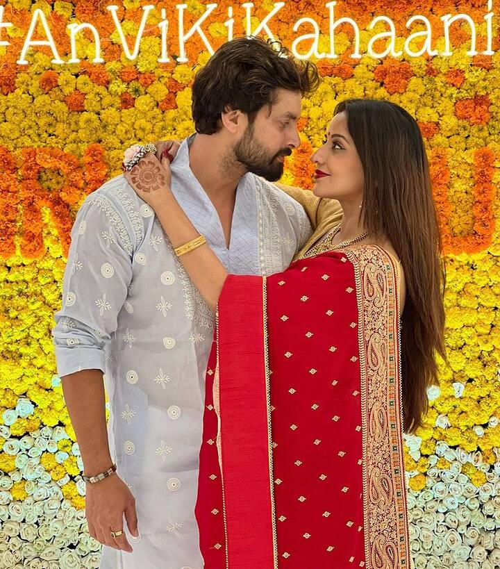 मोनालिसा ने भी पति विक्रांत के साथ करवा चौथ पर स्पेशल तस्वीरें शेयर की हैं.