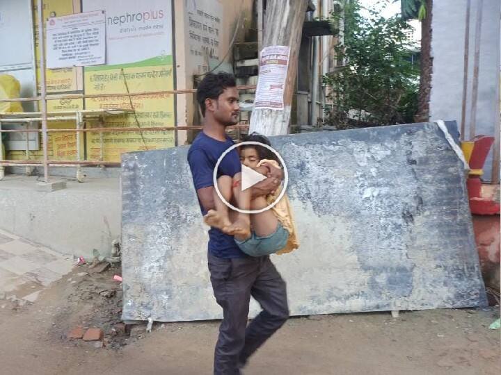 Bad Arrangement of Hajipur Sadar Hospital, no ambulance found, father wandering with daughter's body in lap ann Watch: हाजीपुर सदर अस्पताल की व्यवस्था देखिए, नहीं मिली एंबुलेंस, बेटी की लाश गोद में लेकर भटकता रहा पिता