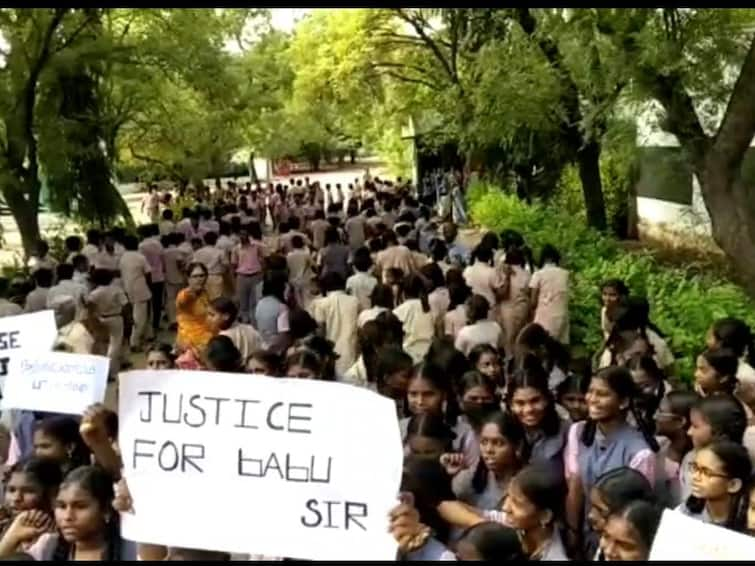 karur: sit in protest by students demanding the release of the teacher from the false complaint TNN கரூர்: ஆசிரியர் மீது பொய் புகார் - விடுதலை செய்யக்கோரி மாணவர்கள் போராட்டம்