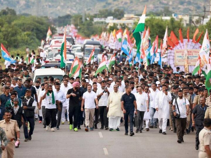 कांग्रेस ने खुद इस तस्वीर को जारी किया है. इसके साथ पार्टी ने लिखा, 'हाथों में हाथ... हम हैं साथ.'दरअसल, ऐसा माना जाता है कि कर्नाटक कांग्रेस में डीके शिवकुमार और सिद्धारमैया का अलग-अलग धरा है. राहुल गांधी अपने भारत जोड़ो यात्रा के दौरान दोनों को साथ दिखाकर लगातार यह संदेश देने की कोशिश कर रहे हैं कि पार्टी एकजुट होकर बीजेपी का मुकाबला करेगी.