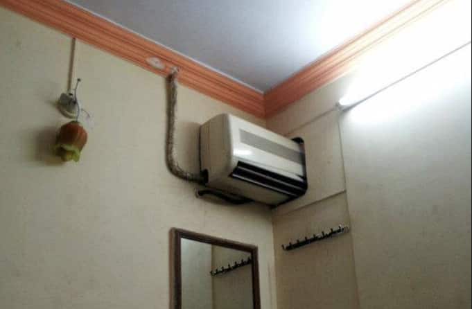 mumbai hotel legendary jugaad of cooling two rooms with one ac leaves internet stunned Split AC Room Viral : हॉटेल रुममधील Split AC Room पाहून सारेच चक्रावले, नेटकरी म्हणतायत - 'हे टॅलेंट भारताबाहेर जायला नको'