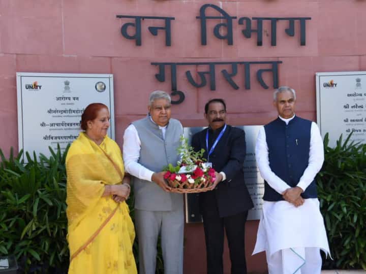 उपराष्ट्रपति जगदीप धनखड़ और डॉ. सुदेश धनखड़ आज गुजरात के केवड़िया में आरोग्य वन का किया दौरा.