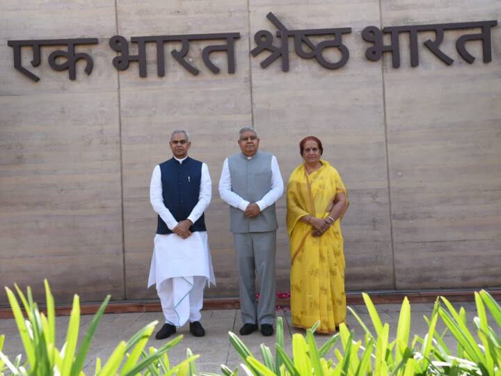 उपराष्ट्रपति जगदीप धनखड़ और डॉ. सुदेश धनखड़ गुजरात के केवड़िया गए. उनके साथ गुजरात के राज्यपाल आचार्य देवव्रत मौजूद थे.