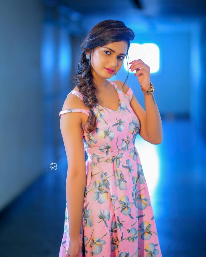 నెమ్మదిగా పలు చానెళ్లలో చాలా కార్యక్రమాలకు యాంకర్ గా చేసి.. బిగ్బాస్ తెలుగు రియాలిటీ షో సీజన్ 4 లో పదో కంటెస్టెంట్గా అడుగు పెట్టింది. Photo@Ariyana Glory/Instagram
