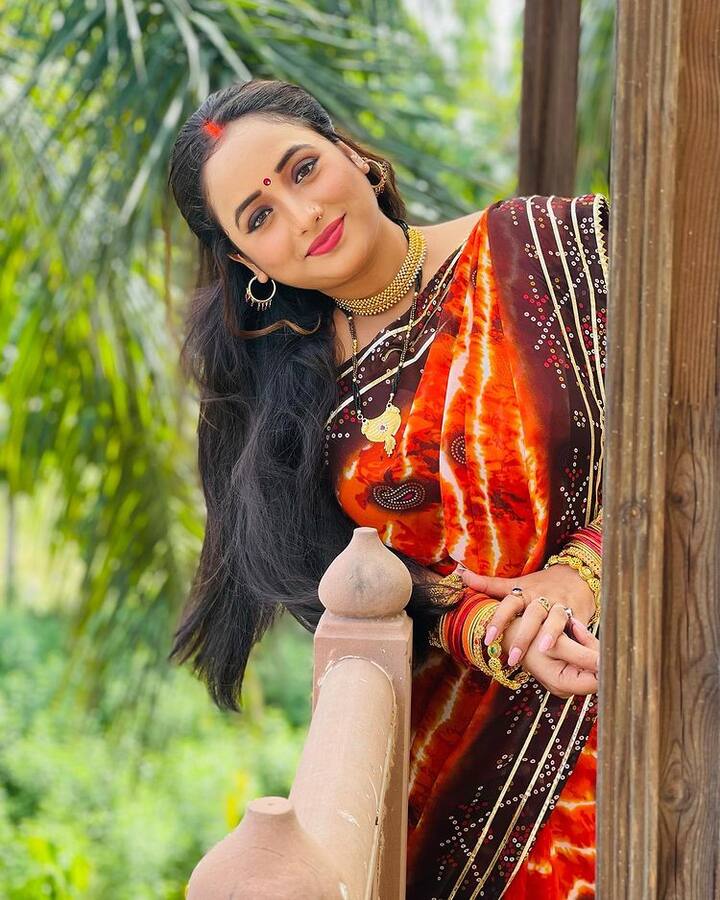 रानी चटर्जी सोशल मीडिया पर अपने चाहने वालों के साथ जुड़े रहने के लिए रोजाना अपनी खूबसूरत तस्वीरें और काम से रिलेटेड वीडियोज भी शेयर करती रहती हैं.