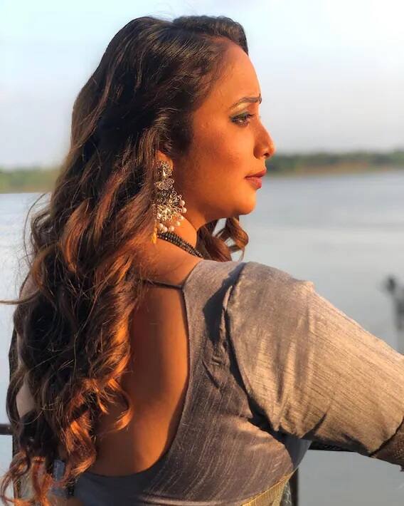 Bhojpuri News: ભોજપુરી સ્ટાર હસીના રાની ચેટર્જીએ આજકાલ ફરીથી પોતાની તસવીરો વાયરલ કરી છે, આ વખતે તેનો લૂક એક બીચ પરનો છે, અને તે સાડી લૂકમાં જોવા મળી રહી છે. ફેન્સ તસવીરો પર જોરદાર કૉમેન્ટ કરી રહ્યાં છે.
