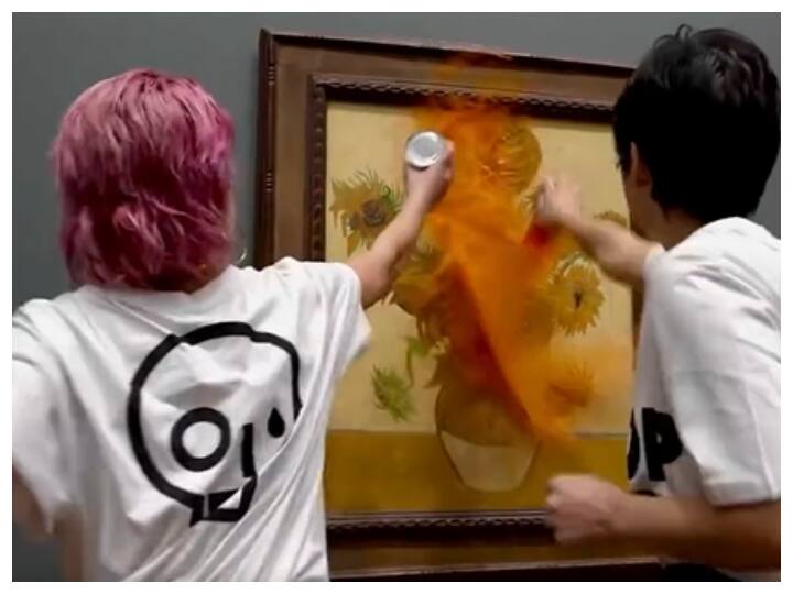 Two Climate Activists Throw Tomato Soup On Van Gogh's 'Sunflowers' In London. Watch Video Two Climate Activists Throw Tomato Soup On Van Gogh's 'Sunflowers' Painting In London. Watch Video