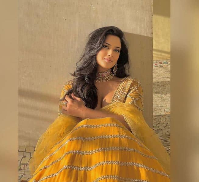 Shweta Tiwari Latest PHOTOS: ਭੋਜਪੁਰੀ ਫਿਲਮਾਂ ਤੋਂ ਲੈ ਕੇ ਟੀਵੀ ਸੀਰੀਅਲਾਂ ਵਿੱਚ ਨਜ਼ਰ ਆ ਚੁੱਕੀ ਹੈ। ਅਦਾਕਾਰਾ ਸ਼ਵੇਤਾ ਤਿਵਾਰੀ ਇੱਕ ਵਾਰ ਫਿਰ ਆਪਣੇ ਨਵੇਂ ਫੋਟੋਸ਼ੂਟ ਨਾਲ ਸੁਰਖੀਆਂ ਵਿੱਚ ਆ ਗਈ ਹੈ।