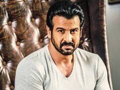 Ronit Roy: ਟੀਵੀ ਸਟਾਰ ਰੋਨਿਤ ਰਾਏ ਕਦੇ ਹੋਟਲ `ਚ ਲਾਉਂਦੇ ਸੀ ਝਾੜੂ ਪੋਚਾ, ਅੱਜ ਕਰੋੜਾਂ ਦੇ ਮਾਲਕ