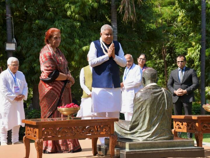 उपराष्ट्रपति ने महात्मा गांधी को पुष्पांजलि अर्पित की.