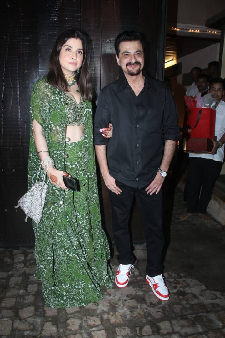 पूजा में पहुंचीं संजय कपूर की पत्नी महीप कपूर (Maheep Kapoor) पेटल प्रिंटेड को-अर्ड सेट में नजर आईं. करवा चौथ के रस्म के बाद कपल को एक साथ कैमरे में पोज देते देखा गया.