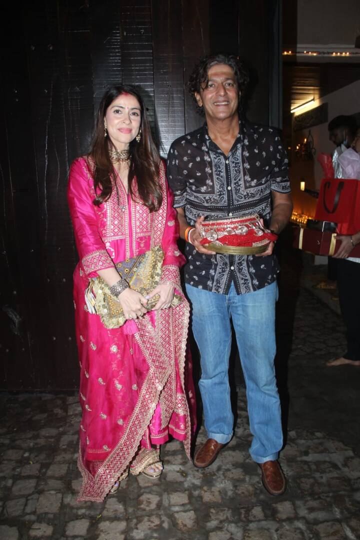 चंकी पांडे की पत्नी और अनन्या पांडे की मां भावना पांडे (Bhawna Panday) यहां ब्राइट पिंक सूट में नज़र आईं. वहीं पास में खड़े उनके पति हाथ में पूजा की थाल लिए दिखाई दिए.