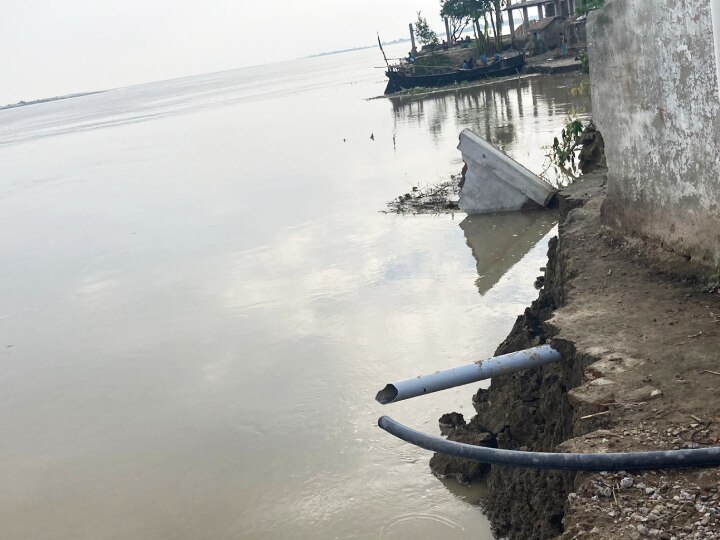 Bihar Flood Update: भागलपुर में गंगा नदी उफान पर, कई घर विलीन, अपने ही हाथों से खुद का आशियाना तोड़ रहे ग्रामीण