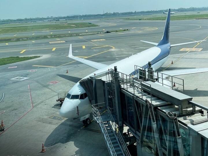 Bomb threat in Delhi IGI Airport call about flight coming from Moscow to Delhi Flight is being checked and investigation दिल्ली IGI एयरपोर्ट पर बम की सूचना मिलने से मचा हड़कंप, मॉस्को से आई फ्लाइट की हो रही चेकिंग