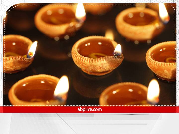 वास्तु शास्त्र के अनुसार, जिस थाली में दिये को जलाकर रखा जाए, उसमें सोने या चांदी के अभूषण जरूर रखें. इससे लक्ष्मी मां की कृपा मिलती है.