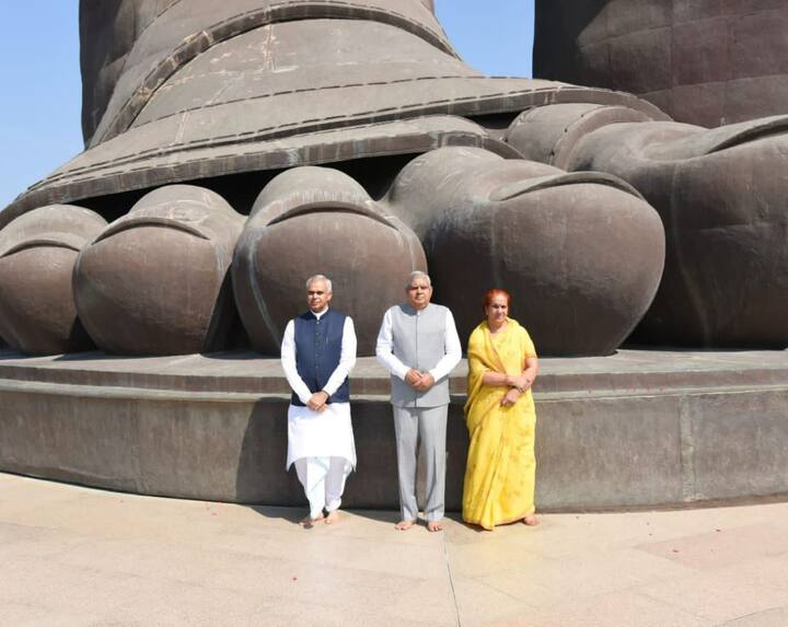 તેમની સાથે તેમના ધર્મ પત્ની અને રાજ્યપાલ આચાર્ય દેવવ્રત અને ગુજરાત સરકારના મંત્રી જગદીશભાઈ પંચાલ પણ જોડાયા હતા.