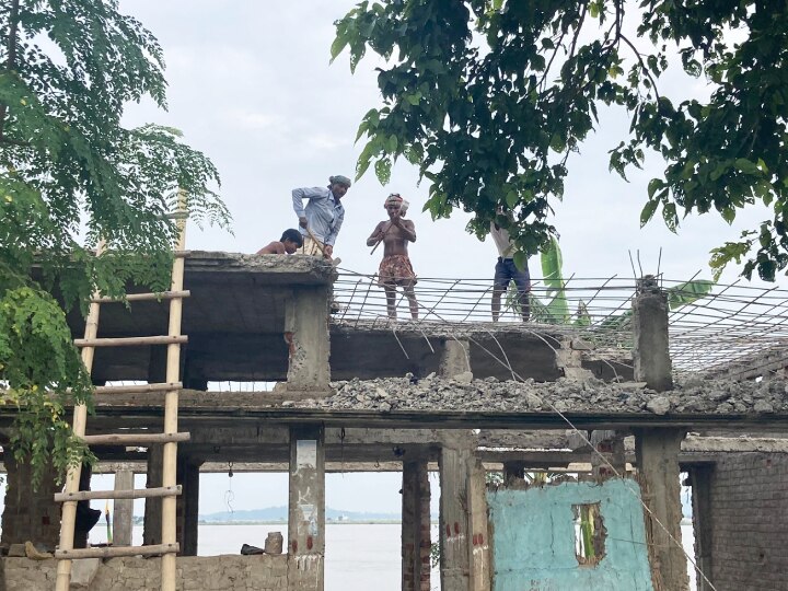 Bihar Flood Update: भागलपुर में गंगा नदी उफान पर, कई घर विलीन, अपने ही हाथों से खुद का आशियाना तोड़ रहे ग्रामीण