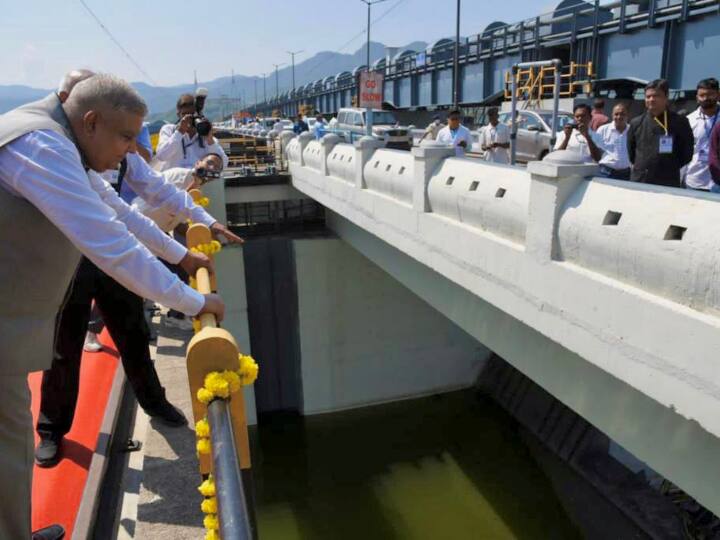 जगदीप धनखड़ और डॉ. सुदेश धनखड़ केवड़िया में सरदार सरोवर बांध का दौरा करते हुए.