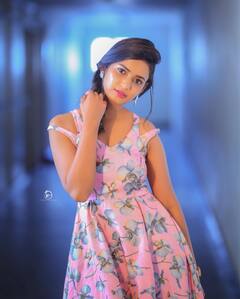 Ariyana Glory: పింక్ డ్రెస్సులో అరియానా ఫోజులు