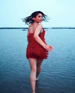 PHOTO: लाल छड़ी, मैदान खड़ी...कनिका मानचा बोल्ड लूक!