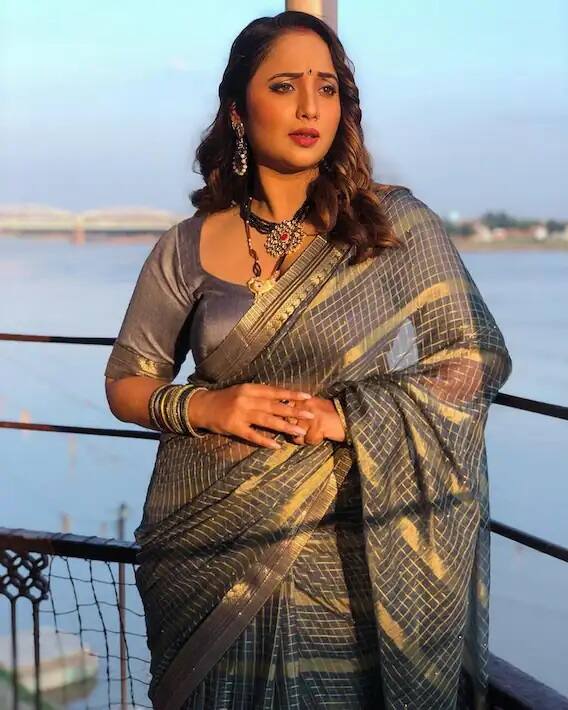 આ તસવીરો શેર કરતી વખતે તેને કેપ્શનમાં લખ્યું છે - હૂસ્ન હાજિર હૈ.....