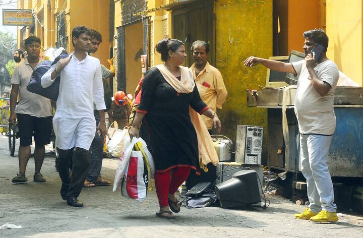 KMRCL এক বিজ্ঞপ্তিতে জানিয়েছে, ১০০ স্কোয়ার ফুট দোকান মালিক ও বাড়ির মালিকদের ১ লক্ষ টাকা ক্ষতিপূরণ দেওয়া হবে। ১০০ স্কোয়ার ফুটের বেশি আয়তনের দোকান বা বাড়ির মালিকদের দেওয়া হবে ৫ লক্ষ টাকা ক্ষতিপূরণ।