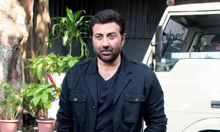 Sunny Deol Networth: सनी देओल (Sunny Deol) एक बार फिर गदर 2 के जरिए धमाल मचाने वाले है. फैन्स को सनी की इस फिल्म का बेसब्री से इंतजार है. वह हाल ही में रिलीज हुई फिल्म चुप में नजर आए थे. बता दें कि सनी देओल पंजाब के गुरदासपुर से बीजेपी सांसद भी हैं. लेकिन आपको जानकर हैरानी होगी कि एक्टर करोड़ों के कर्ज में डूबे हुए हैं. आइए जानते हैं सनी देओल के पास कितनी संपत्ति है.