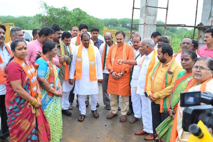 రాజధాని గ్రామాల్లోని పరిస్థితులపై స్థానికులతో మాటామంతీ