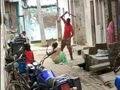 प्रतापगढ़: बेटे ने बुजुर्ग मां की डंडों से की पिटाई, दर्द से तड़पती रही महिला, किसी ने नहीं बचाया