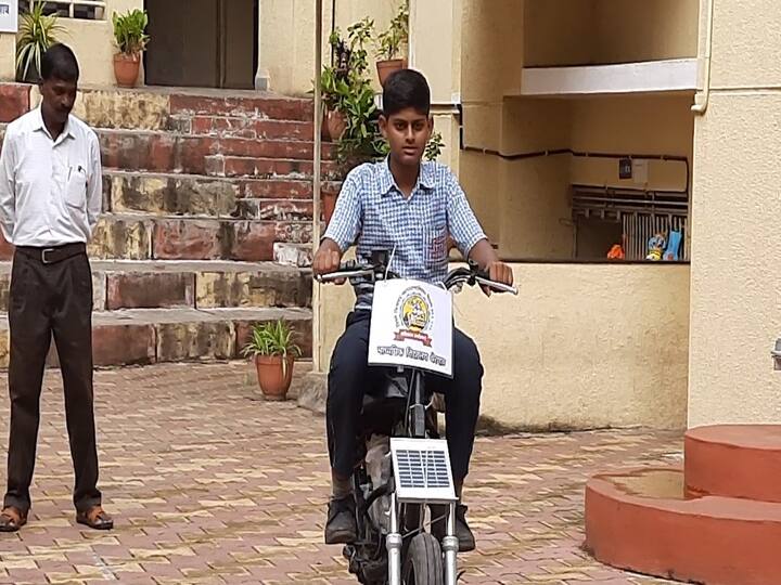 तर त्याच सरकारी शाळेतील शिक्षक पगार घेऊन आला दिवस पुढं ढकलण्याचं काम करतात.