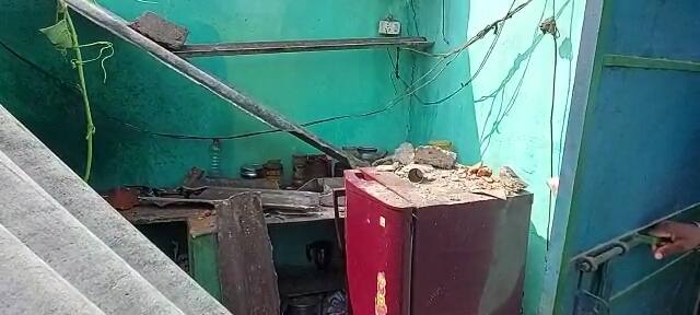 ग्रामीणों ने खदान के सामने खड़े होकर एसईसीएल का विरोध किया. उन्होंने आरोप लगाया कि एसईसीएल प्रबंधन घर गिरने की वजह भूकंप को बता कर पलड़ा झाड़ रहा है.