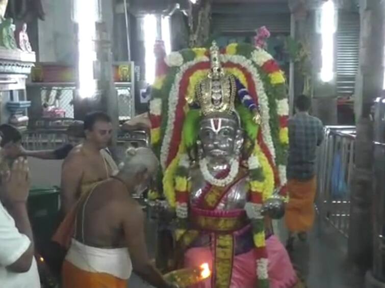 karur: kalyana venkataramana swami thiruveedi ula in a silver garuda vehicle TNN வெள்ளி அனுமன் வாகனத்தில் பக்தர்களுக்கு காட்சியளித்த  கல்யாண வெங்கட்ரமண சுவாமி..!