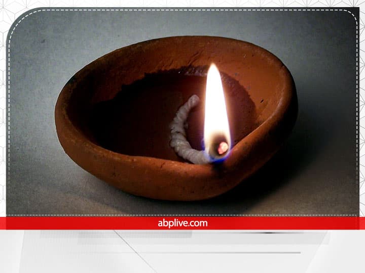 माना जाता है कि दिवाली के दिन किए गए इन उपायों से मां लक्ष्मी बहुत प्रसन्न होती हैं और घर में बरकत आती है. आइए जानते हैं दिवाली के कौन से काम करने से मां लक्ष्मी का आशीर्वाद मिलता है. दिवाली पर वास्तु के अनुसार दिए रखने से घर में बरकत आती है.