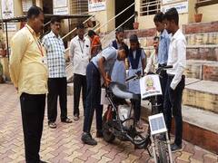 सरकारी शाळेतील पोरं हुशार, दहावीतील विद्यार्थ्यांनी साकारली ई-बाईक