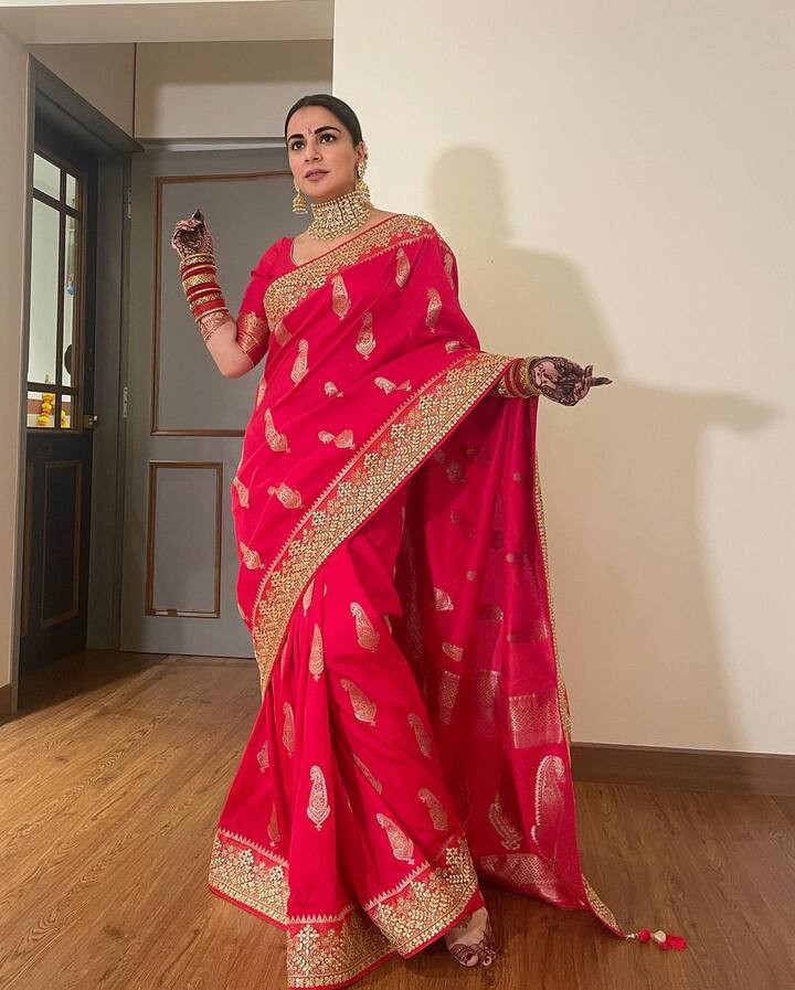 श्रद्धा ने साड़ी को खुले पल्लू में बांधा था और वह अपनी करवा चौथ की मेहंदी को फ्लॉन्ट करती दिखीं.