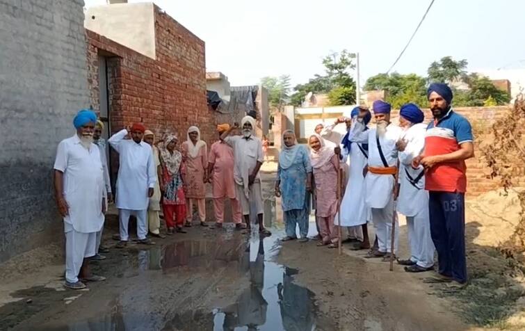 Punjab News : People Protest against administration Sewage problem in Bhadaur town of Barnala Punjab News : ਬਰਨਾਲਾ ਜ਼ਿਲ੍ਹੇ ਦੇ ਕਸਬਾ ਭਦੌੜ 'ਚ ਸੀਵਰੇਜ ਦੀ ਸਮੱਸਿਆ ਨਾਲ ਜੂਝ ਰਹੇ ਲੋਕਾਂ ਨੇ ਪ੍ਰਸਾਸ਼ਨ ਖ਼ਿਲਾਫ਼ ਕੀਤੀ ਨਾਅਰੇਬਾਜ਼ੀ