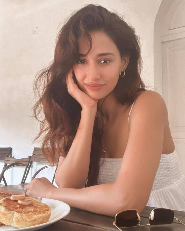 जब भी दिशा को कैमरे में कैप्चर किया जाता है तो उनके चेहरे की खुशी फैंस का दिन बना देती है.