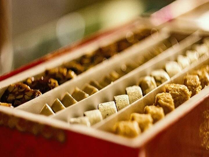 कारण आजकाल भेसळ करणारे मिठाई सुंदर बनवण्यासाठी चांदीऐवजी अॅल्युमिनियमचा वापर करतात, जे आरोग्यासाठी घातक आहे. त्यामुळे अशा मिठाई टाळल्या पाहिजेत.