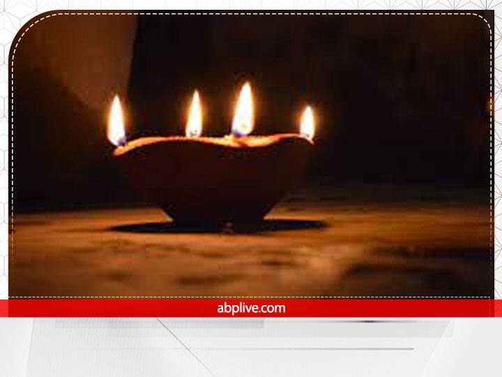 घर के पास कोई मंदिर है तो सबसे पहले वहां जाकर एक दिया रख आएं. उसके बाद घर के पूजा स्थल पर और बाकी हिस्सों में दिया जलाएं.