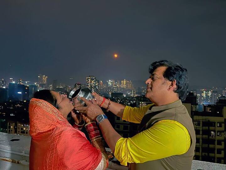 शेयर की गई तस्वीरों में रवि किशन अपनी वाइफ को अपने हाथों से पानी पिलाते नजर आ रहे हैं. इन तस्वीरों को इंस्टाग्राम पर शेयर करते हुए रवि किशन ने कैप्शन में लिखा -करवा चौथ की हार्दिक शुभकामनाएं आप सभी वर्तियों को.