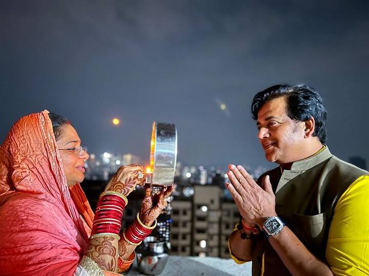 भोजपुरी स्टार रवि किशन ने अपनी अर्धांगिनी के साथ चांद को छलनी से निहारते हुए व्रत खोला. रवि किशन ने खास दिन की खास तस्वीरें अपने फैंस के साथ इंस्टाग्राम पर साझा की.