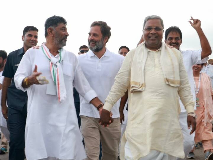 Bharat Jodo Yatra: कर्नाटक कांग्रेस के अध्यक्ष डीके शिवकुमार और पूर्व सीएम सिद्धारमैया एक बार फिर राहुल गांधी के साथ कदमताल करते नजर आए. दोनों नेता हाथ में हाथ डाल कर एकजुट होने का संदेश दिया.