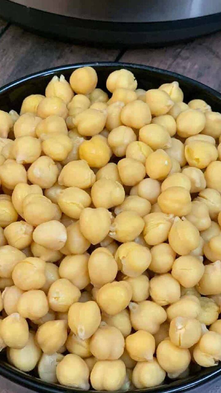 चणे खाल्ल्याने वाईट कोलेस्ट्रॉल कमी होते आणि चांगले कोलेस्ट्रॉल वाढते. त्यामुळे रक्तातील साखरेची पातळी वाढण्याचा धोका कमी होतो. त्यामुळे मधुमेहाच्या समस्येपासून सुटका मिळू शकते.