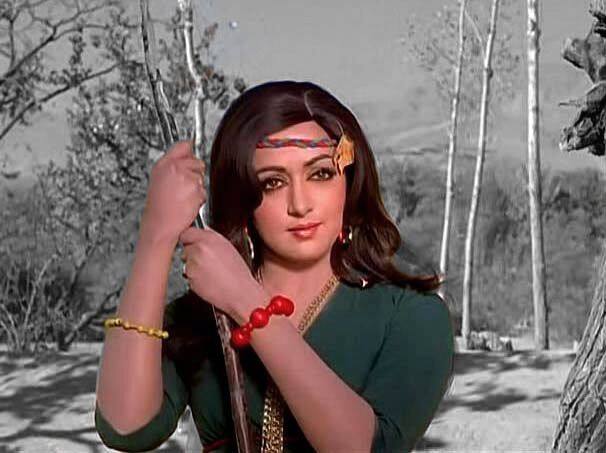 दऱअसल हेमा के पिता वीएस आर चक्रवर्ती तमिल फिल्मों के निर्माता थे. यही वजह थी कि हेमा को एक्टिंग का शौक था. फिर साल 1961 में काफी कम उम्र में हेमा मालिनी को एक फिल्म में डांसर का रोल निभाने का मौका मिला. इस रोल को करने के बाद उन्होंने फिल्मों में ही अपना करियर देख लिया.