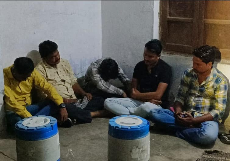 4 policemen caught gambling in Ahmedabad Ahmedabad: અમદાવાદમાં પોલીસકર્મીઓ જુગાર રમતા ઝડપાતાં ખળભળાટ