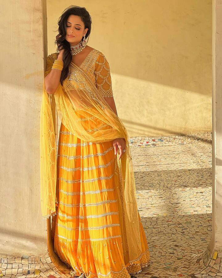 ਅਭਿਨੇਤਰੀ ਨੇ ਆਪਣੀ ਦਿੱਖ ਨੂੰ ਪੂਰਾ ਕਰਨ ਲਈ ਗੁਲਾਬੀ ਅਤੇ ਚਿੱਟੇ ਮੋਤੀਆਂ ਦੇ ਨਾਲ ਭਾਰੀ ਗਹਿਣੇ ਪਹਿਨੇ ਸਨ।