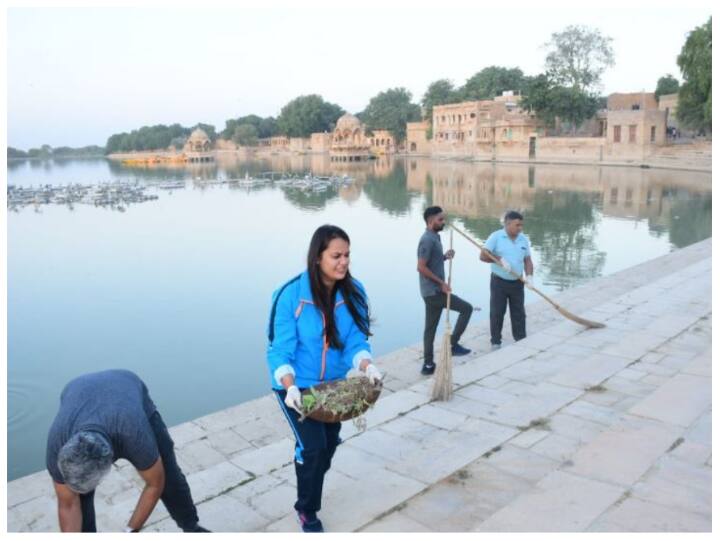 करवा चौथ व्रत के दिन भी टीना डाबी ने अपने कर्तव्य का पालन किया और शहर से गंदगी साफ करने के लिए लोगों को जागरुक किया.